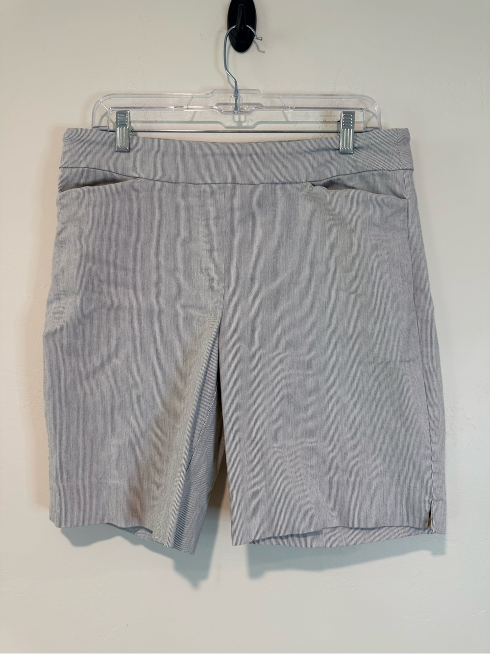 Hilary Radley Women’s Pull On Bermuda Shorts Gray Stripe Stretch Large - Picture 2 of 6